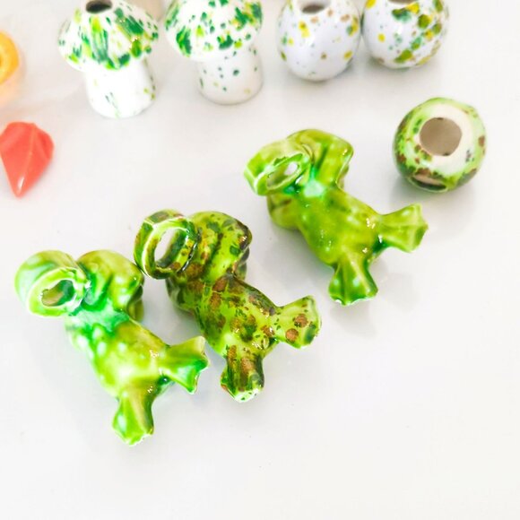 Vintage 70s Ceramic Frog Mushroom Macrame Beads Set of 15 Mid-Century Modern - Picture 7 of 10